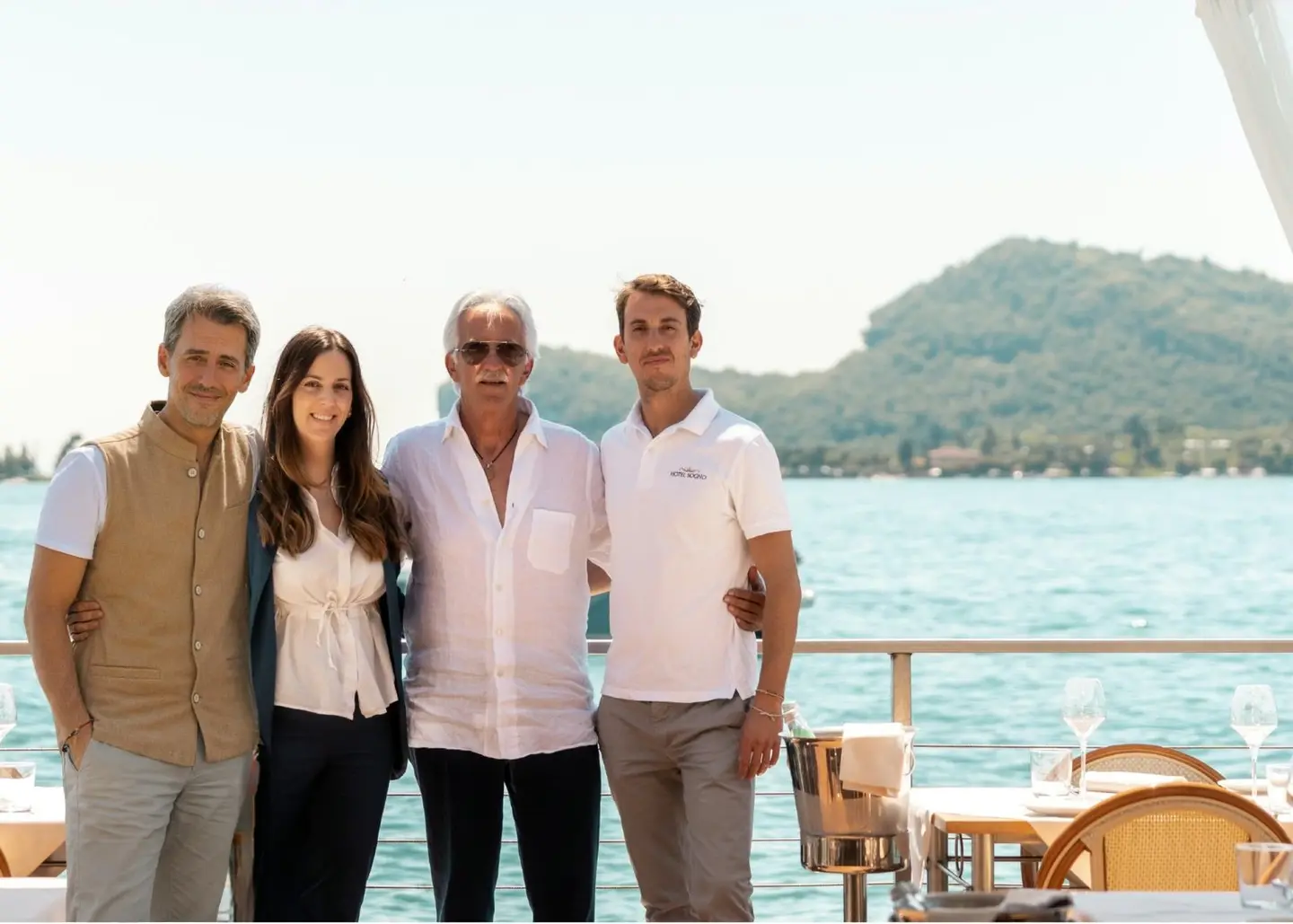 La famiglia dell'Hotel Sogno sulla terrazza, con il lago alle spalle